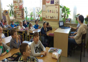 Uczniowie podczas czytania w klasie.