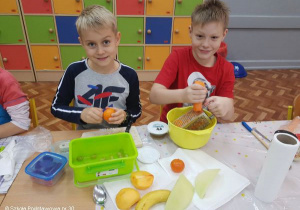 Uczniowie kl.3a podczas zajęć kulinarnych w klasie.