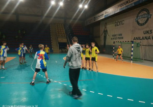 Uczniowie podczas turnieju piłki ręcznej.
