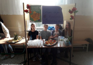 Uczniowie podczas Światowego Dnia Walki z Głodem.