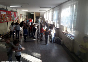 Uczniowie podczas Światowego Dnia Walki z Głodem.