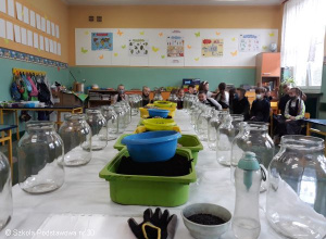 Warsztaty w kl.1b- „Tajemniczy ogród, czyli las w słoiku”