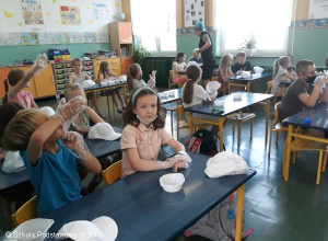 Kolorowe czapki w kl.1b.