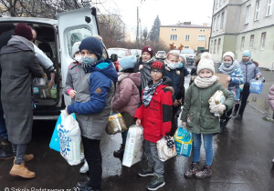 Uczniowie kl.2a podczas przekazywania darów.