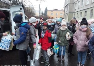 Uczniowie kl.2a podczas przekazywania darów.