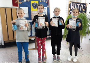 Uczestnicy akcji z kl.1-3 z otrzymanymi dyplomami i upominkami.