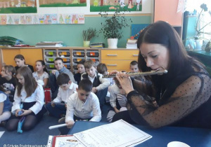 Uczniowie kl.3a i 3b podczas śpiewania kolęd.