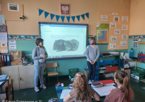Uczennice prowadzące zajęcia w kl.2b.