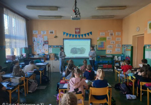 Uczennice prowadzące zajęcia w kl.2b.
