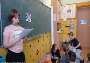 Uczennica prowadząca zajęcia w kl.3c.