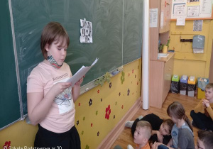 Uczennica prowadząca zajęcia w kl.3c.