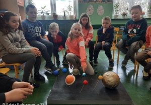 Uczniowie kl.2b podczas prezentacji wykonanych makiet.
