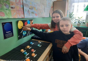 Uczniowie kl.2b podczas prezentacji wykonanych makiet.