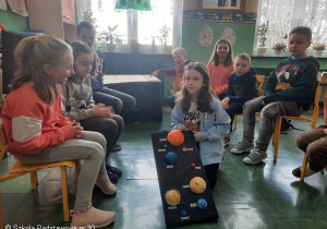 Uczniowie kl.2b podczas prezentacji wykonanych makiet.