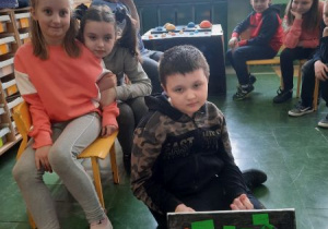 Uczniowie kl.2b podczas prezentacji wykonanych makiet.