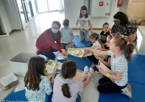 Uczennice kl.2b podczas pobytu na warsztatach.