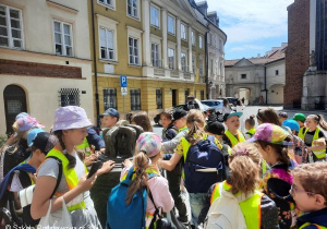 Uczniowie kl.2b podczas wycieczki w Warszawie.