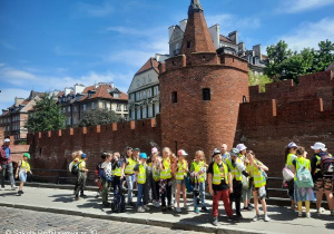 Uczniowie kl.2b podczas wycieczki w Warszawie.