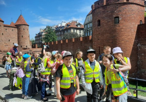 Uczniowie kl.2b podczas wycieczki w Warszawie.