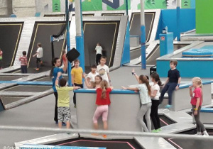 Uczniowie podczas zajęć w Parku trampolin.