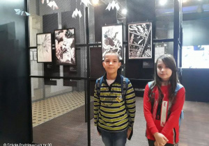 Uczniowie podczas zwiedzania wystawy.