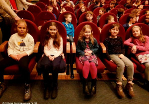 Uczniowie w teatrze.