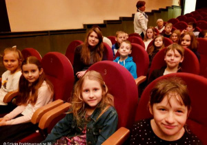 Uczniowie z wychowawczynią w teatrze.