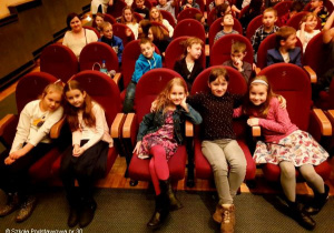 Uczniowie z wychowawczynią w teatrze.