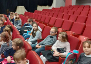 Uczniowie kl.1a i 1c w teatrze.
