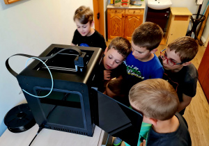 Uczniowie na zajęciach "Programowanie z elementami robotyki" poznają działanie i mozliwości drukarki 3D.