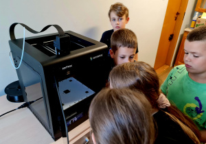 Uczniowie na zajęciach "Programowanie z elementami robotyki" poznają działanie i mozliwości drukarki 3D.