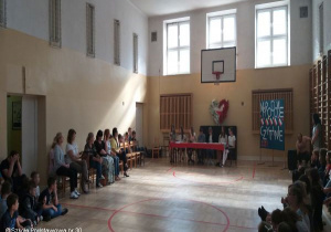 Uczniowie i nauczyciele podczas narodowego czytania.