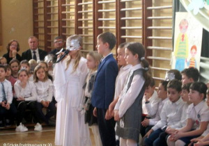 Uczniowie klas pierwszych i drugich podczas występów.